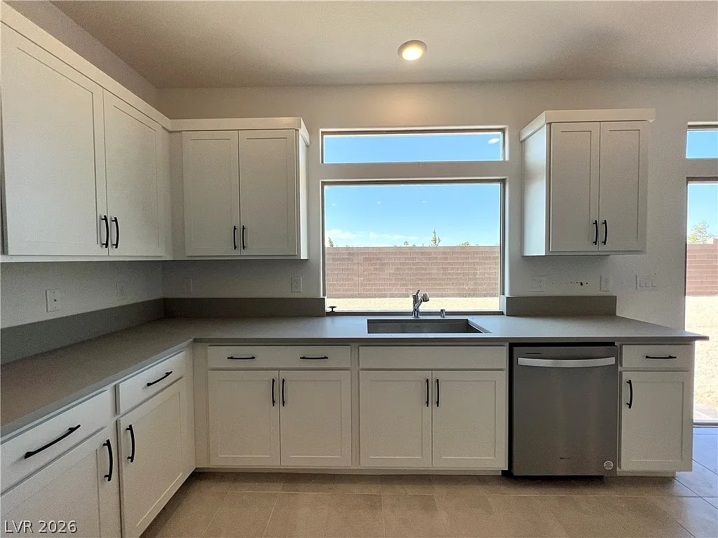 5 bed, 4.5 bath, 3866 sqft, $4,177 — Photo 2