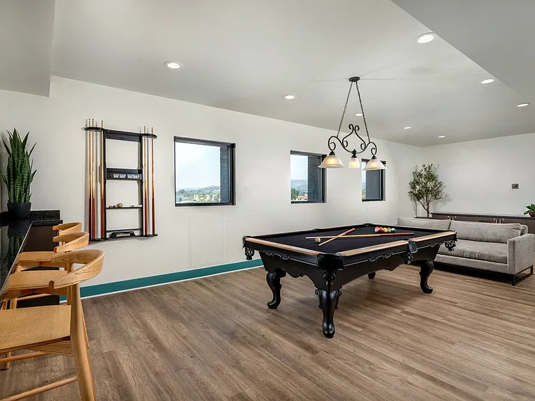 Latitude 33 — Photo 29