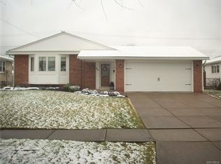 90 Cresthaven Dr, West Seneca, NY 14224