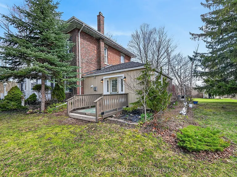 71 Rose Glen Rd S — Photo 2