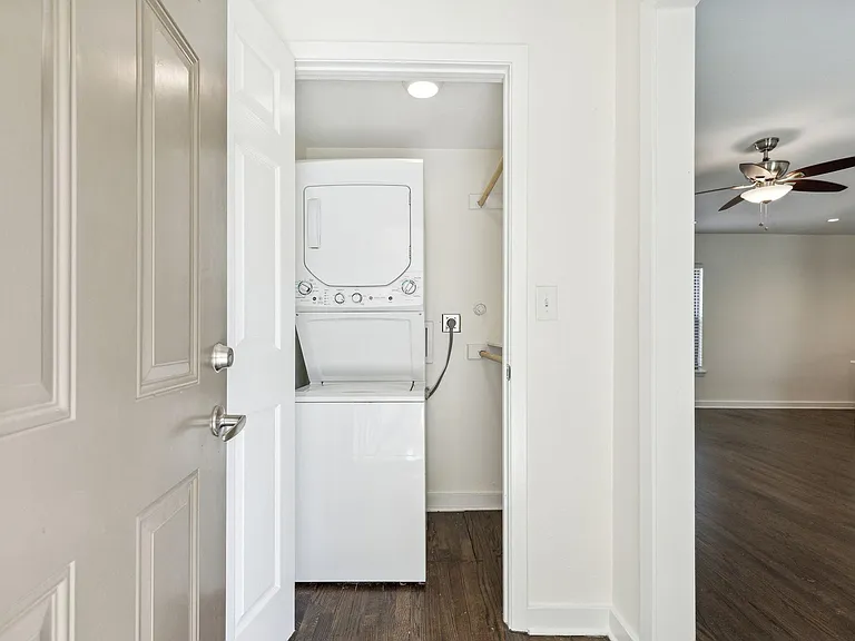 Devonshire Apartments — Photo 9