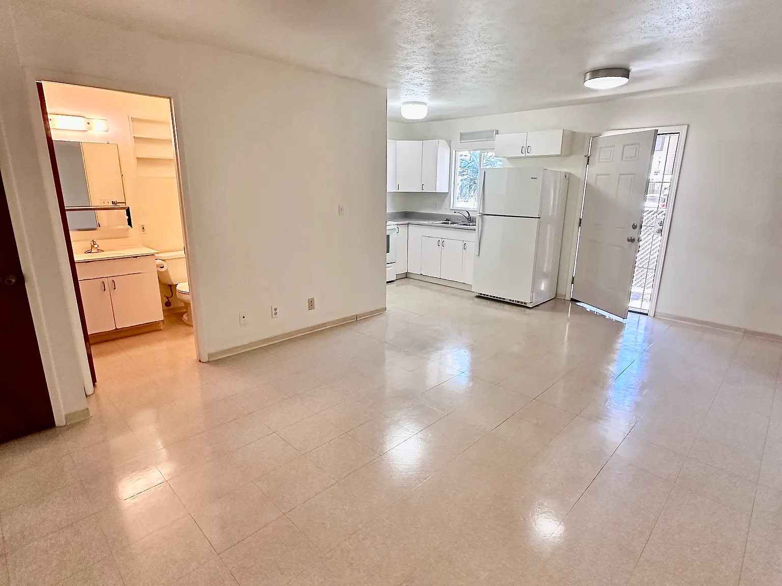 2 bed, 570 sqft, $1,700 — Photo 3