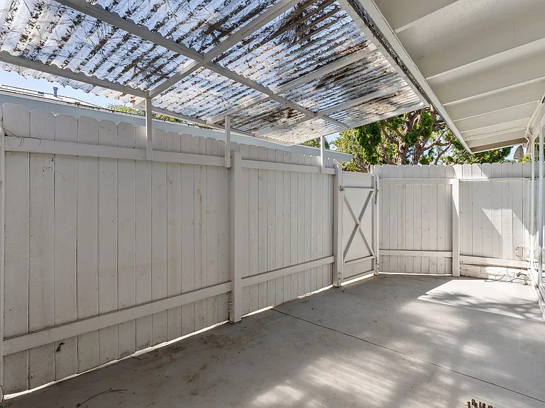 3201-3211 N Bayside Dr — Photo 23