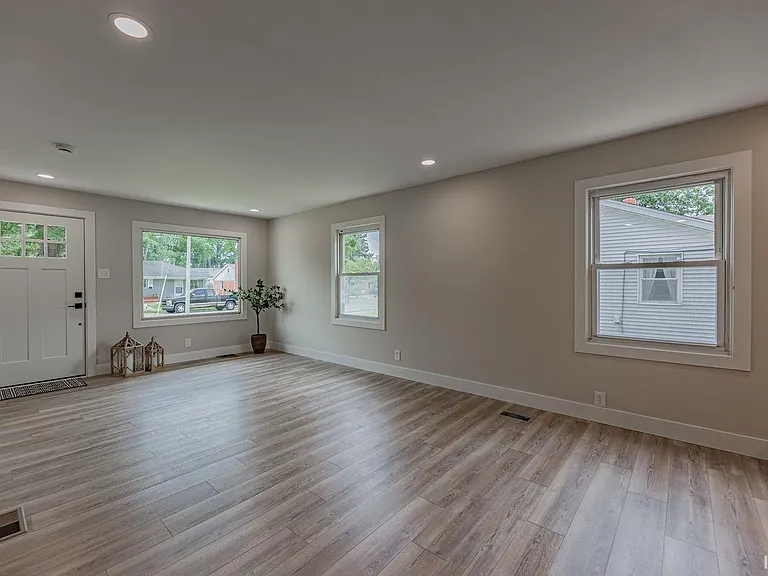 1628 E Blackford Ave — Photo 5