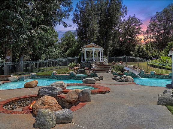 2nd image of 10511 S Woodview Cir