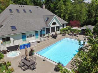 8856 Blackhawk Dr, Lakeside, MI 49116