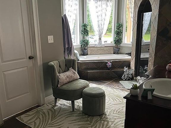 4th image of 700 Constellation Dr