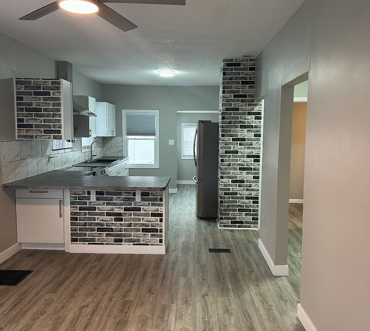 2 bed, 690 sqft, $1,300 — Photo 2