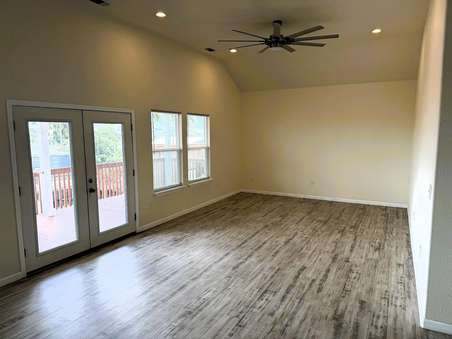 3 bed, 2.0 bath, 1600 sqft, $3,575 — Photo 4