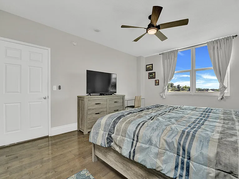 100 NE 6th St #203 — Photo 14
