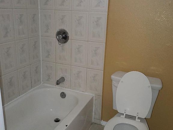 3rd image of 951 E 113th St