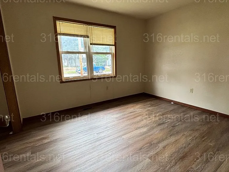 1010 S Topeka St — Photo 2
