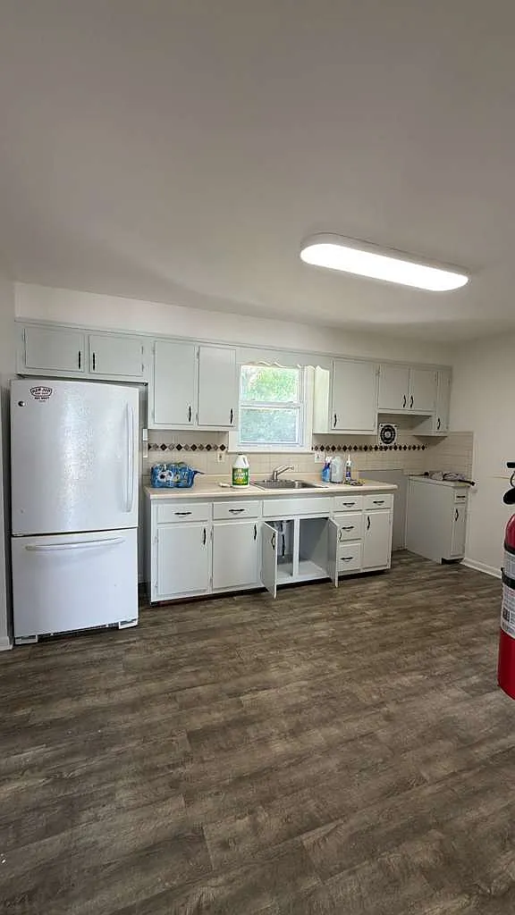 3 bed, 1008 sqft, $2,350 — Photo 2