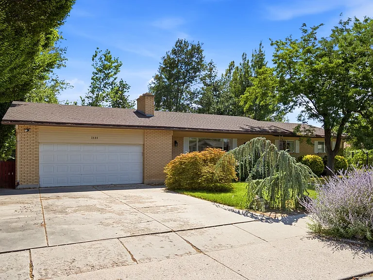 2480 Eastbourne Dr — Photo 31