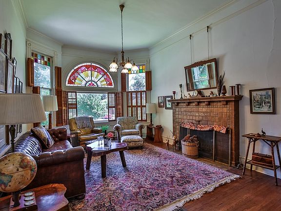 5th image of 734 College St