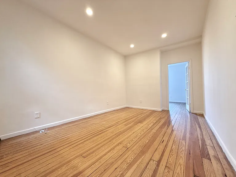 1921 Putnam Ave #2R — Photo 2