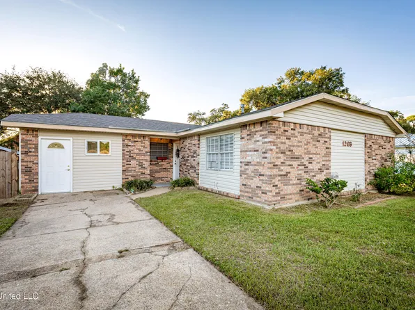 1203 Pawnee St, Pascagoula, MS 39581