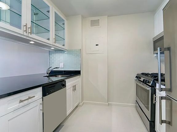 4th image of 201 W 72nd St APT 7F