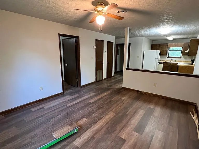 212 Laurie Dr — Photo 3