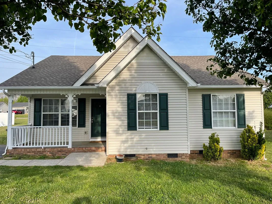3 bed, 2.0 bath, 1228 sqft, $1,800 — Photo 1