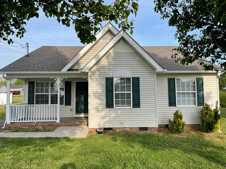 1604 Baucom Dr — Photo 1