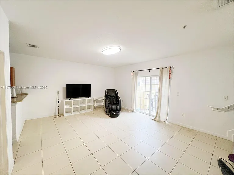 2540 SW 14th Ave — Photo 2