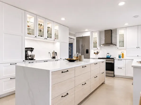 209 Ravine Dr, Pt Moody, BC V3H 4W7