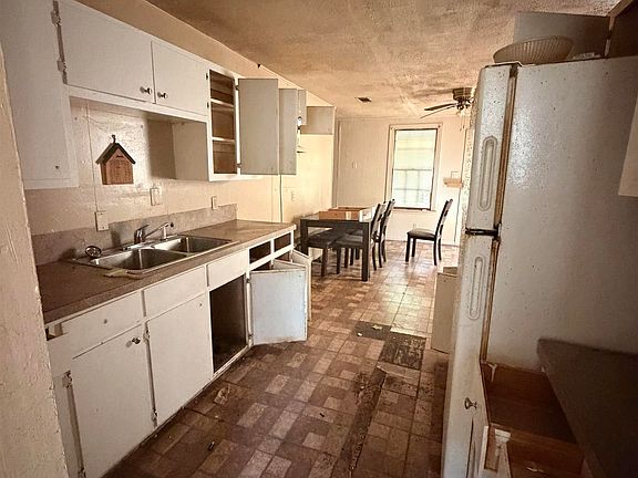 3rd image of 4615 Glen Oaks Dr