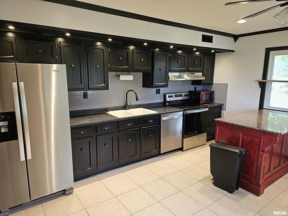 3rd image of 1015 E Highland Pl