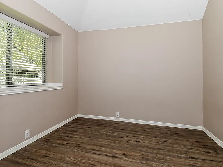 2224 Kingsdale Ct — Photo 12