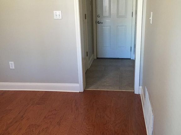 1st floor Flex room with 1/2 bath, walk-in closet/mud room,