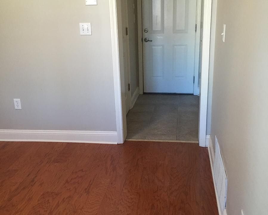 1st floor Flex room with 1/2 bath, walk-in closet/mud room,