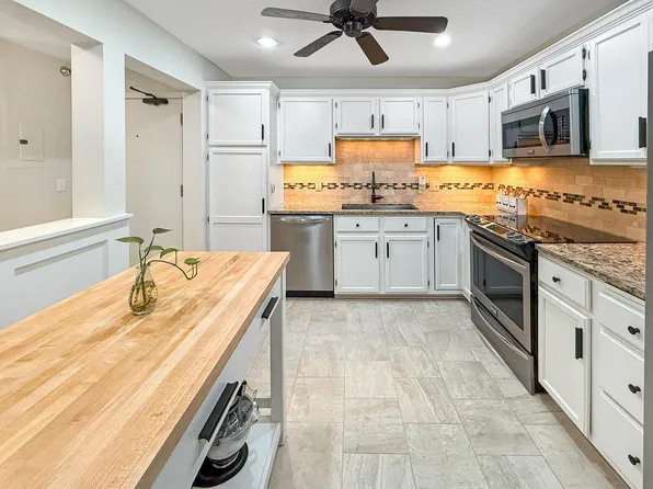 6085 Rowland Rd APT 207, Minnetonka, MN 55343