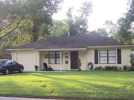 Charming well maintained Oak Forest Bungalow on huge lot with pool!