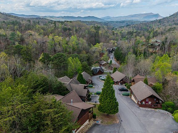 4th image of 1624 Pinewood Way