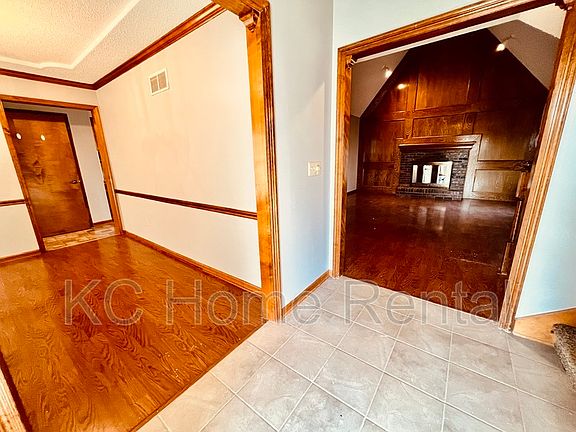 4th image of 15450 Robinson St