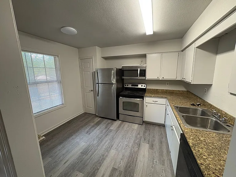 901 Park Ln — Photo 3