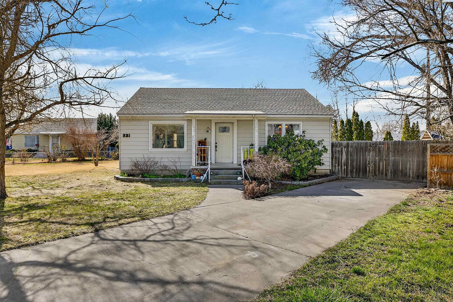 221 Douglass Ave photo 1