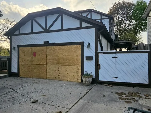 322 E Lake Shore Dr, Round Lake Park, IL 60073