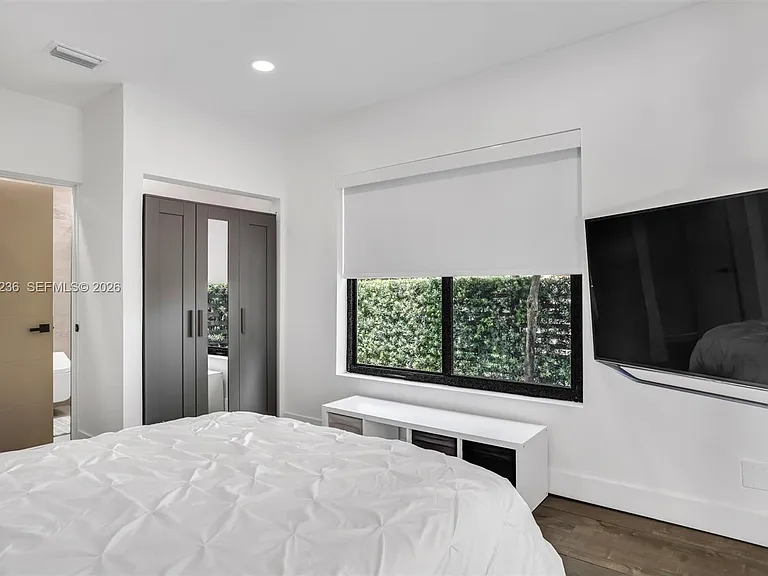 2484 SW 25th St — Photo 32