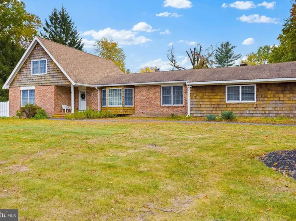 1 Hawk Dr, Princeton Junction, NJ 08550