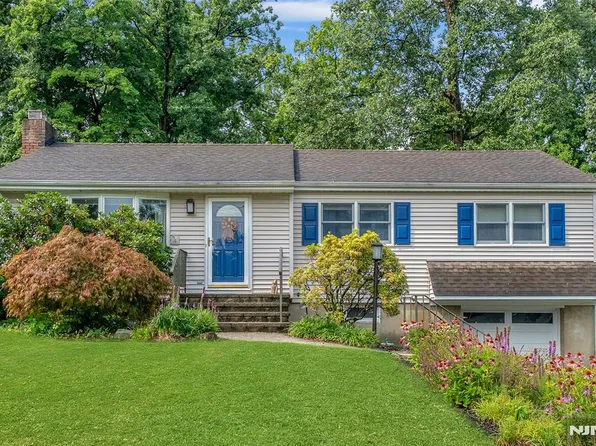 98 Walnut St, Oakland, NJ 07436