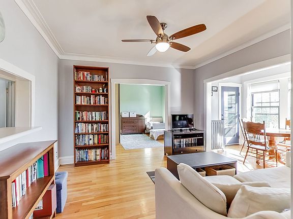 5th image of 927 Clarence Ave APT 3