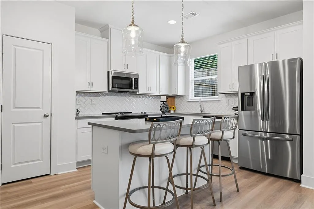 3 bed, 2.5 bath, 1600 sqft, $2,195 — Photo 1