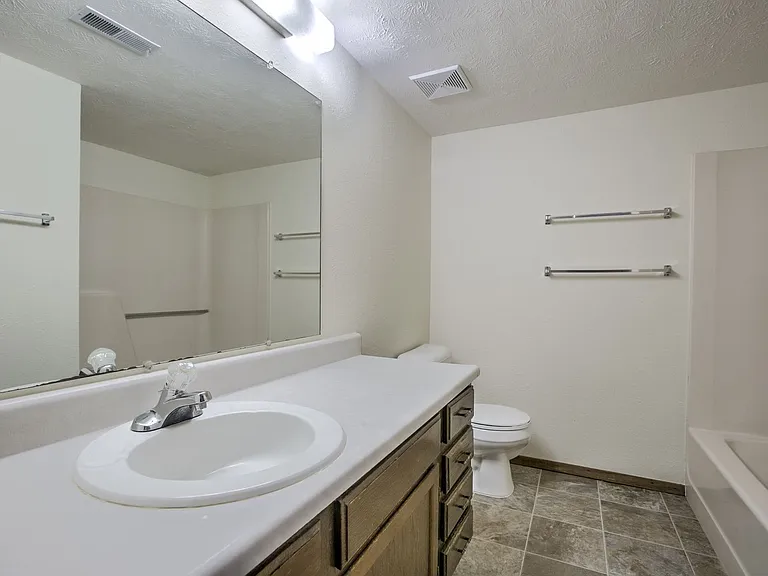1025 E St — Photo 6