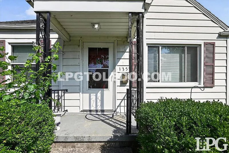 3 bed, 1.0 bath, 1034 sqft, $1,400 — Photo 2