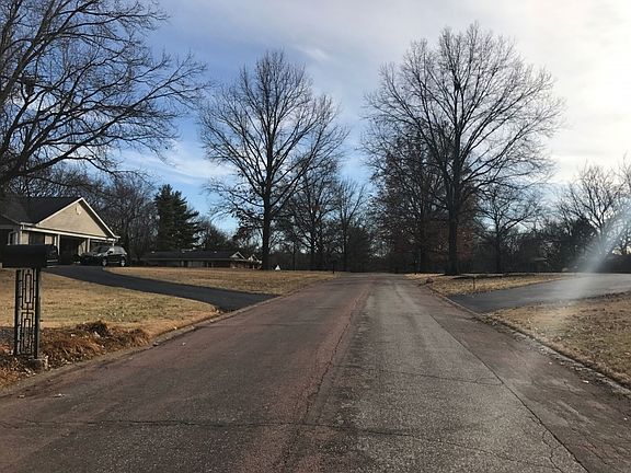 4th image of 67 E Ladue Estates Dr
