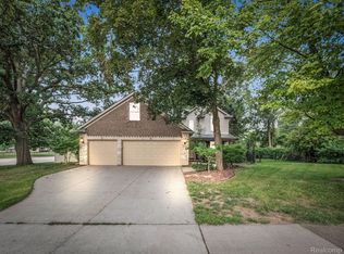 15367 Stamford St, Livonia, MI 48154
