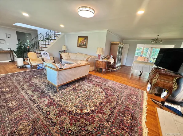 60 Grist Mill Ln, Great Neck, NY 11023