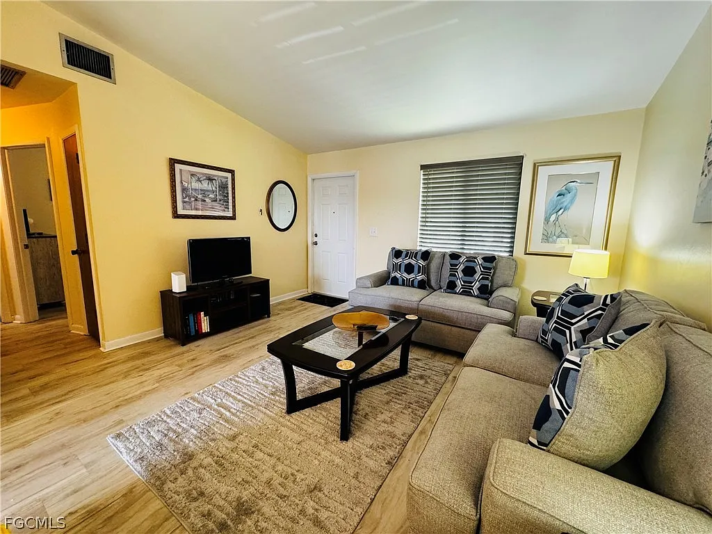 2 bed, 2.0 bath, 872 sqft, $3,400 — Photo 2
